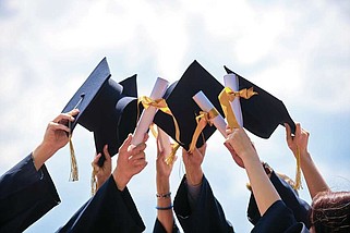 Gorras de graduación lanzadas al aire. (Foto: Shutterstock.com)